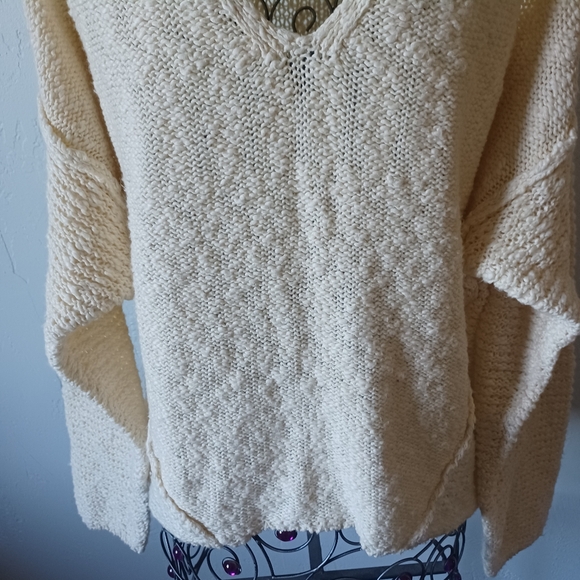 NWOT Universal Thread Cozy Cream V-Neck Sweater - Picture 4 of 10